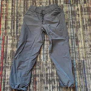 Mountain Hardwear Women's Wondervalley Relaxed Fit Crop Hiking Pants Dark Storm